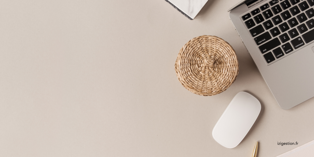 Préparation comptable - un bureau propre + ordinateur + souris