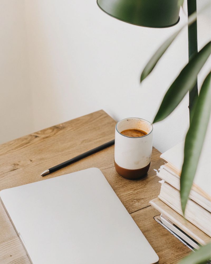 Services - bureau avec un bloc note, un crayon et un café