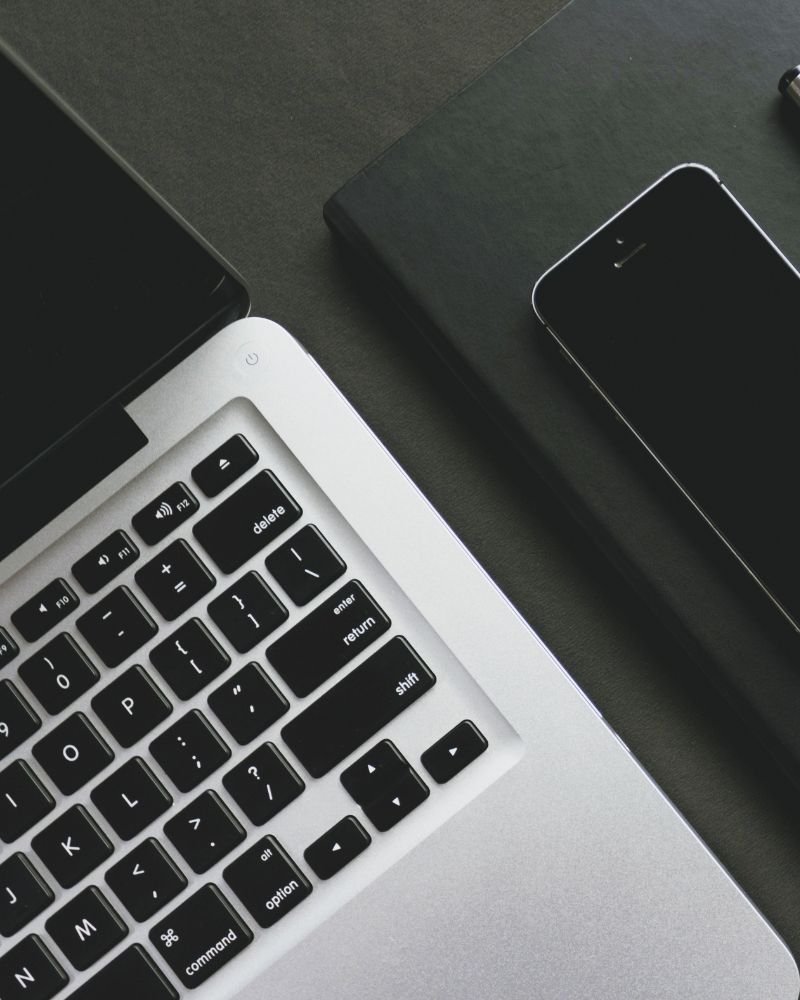 macbook et iphone sur fond noir