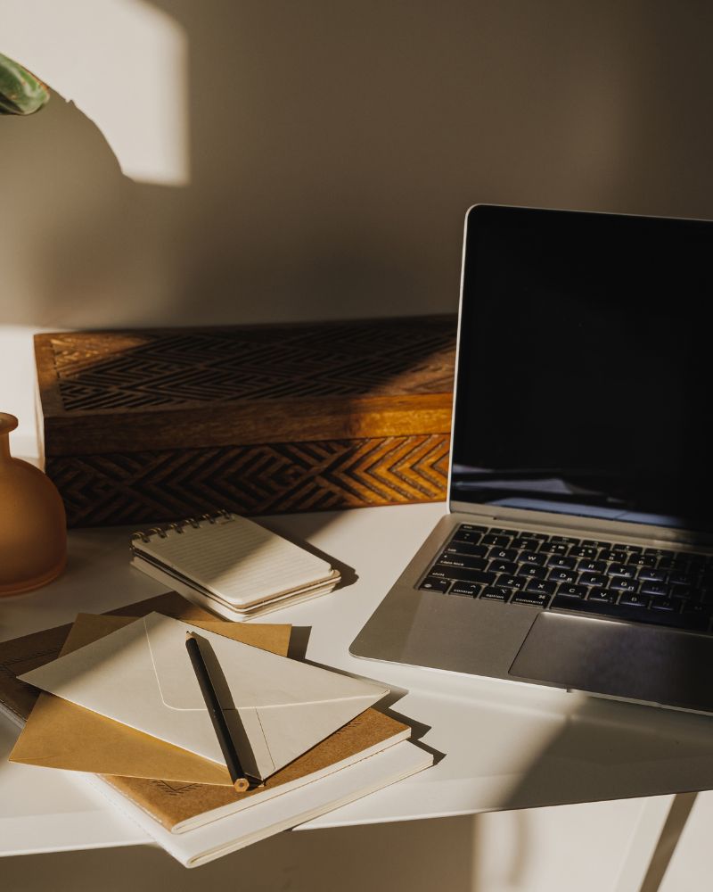 préparation comptable - bureau avec ordinateur portable et documents