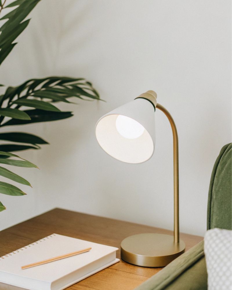 ADV - Bureau avec carnet et lampe
