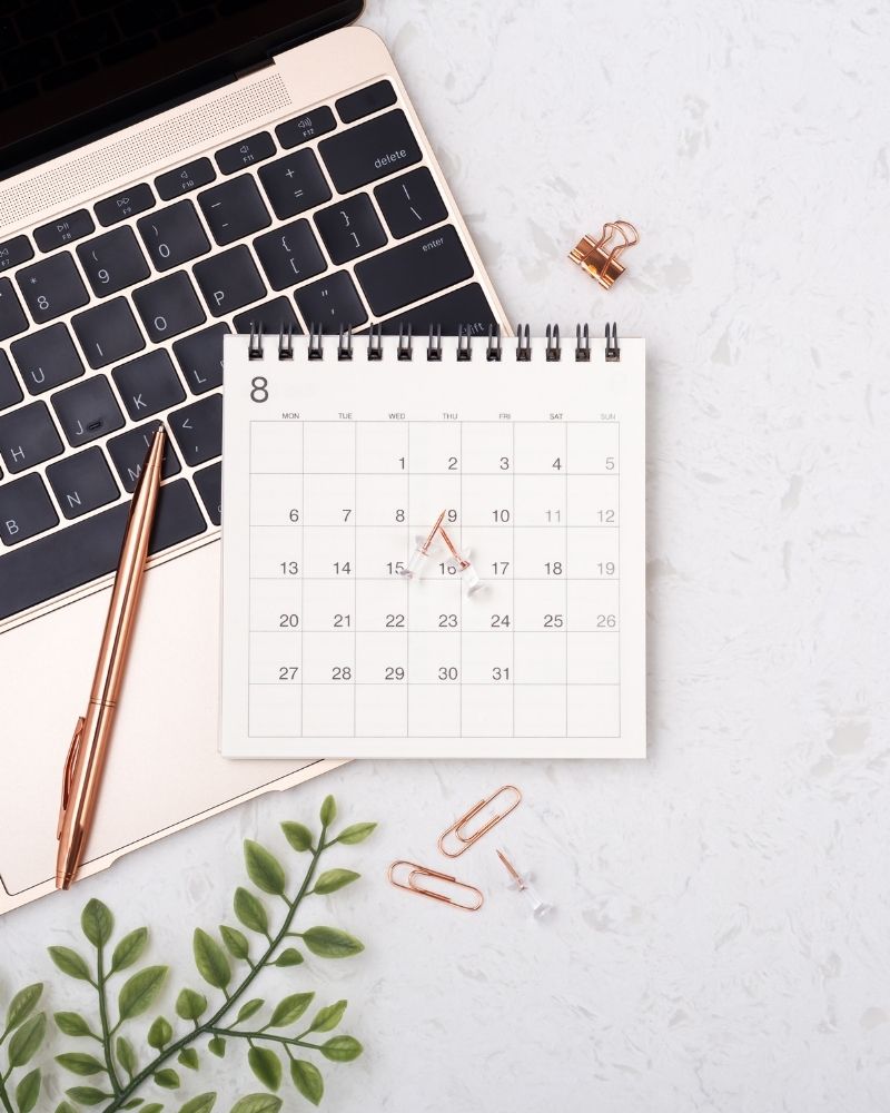 Espace de travail avec macbook et calendrier