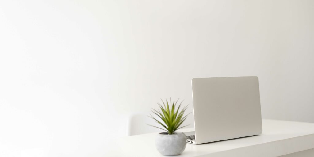 espace de travail minimaliste blanc